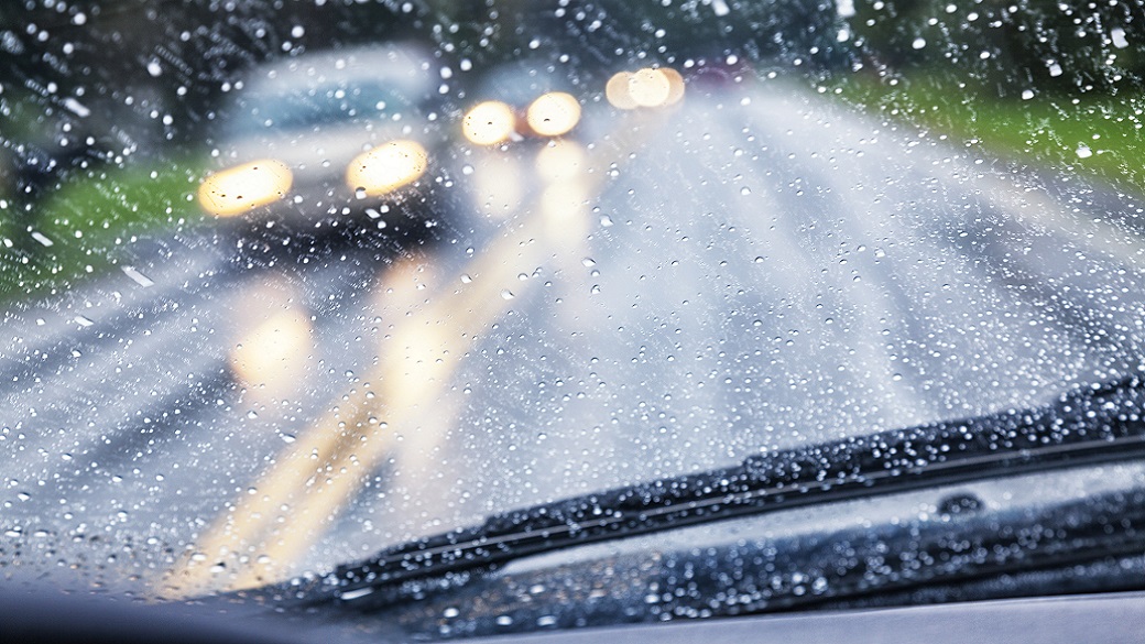 10 مورد از مهم‌ترین نکات رانندگی در هوای بارانی