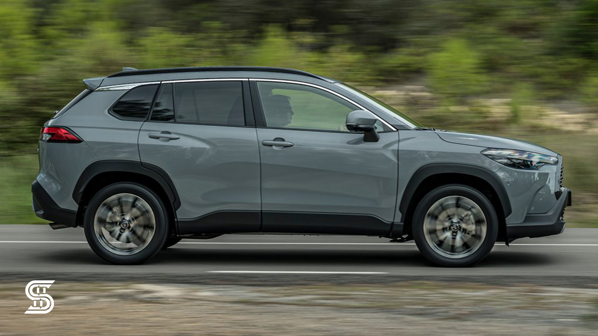 تویوتا کرولا کراس هیبرید ۲۰۲۴ - نمای جانبی