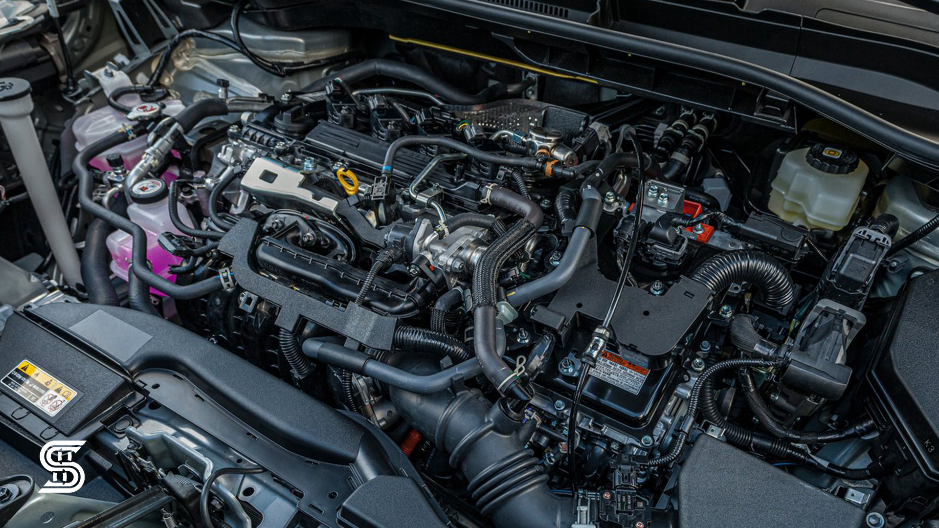 تویوتا کرولا کراس هیبرید ۲۰۲۴ - نمای موتور