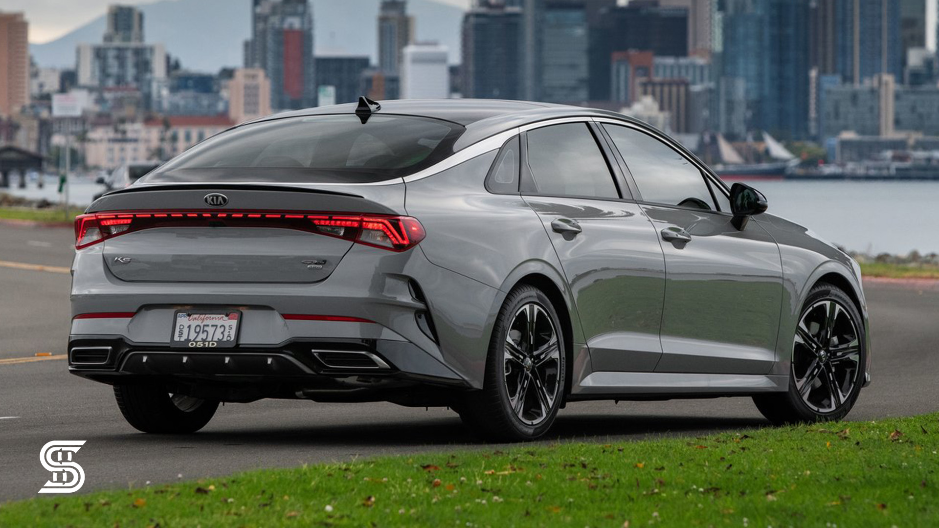 مقایسه کیا K5 2023 و تویوتا کمری 2025(مقایسه نمای عقب 02)