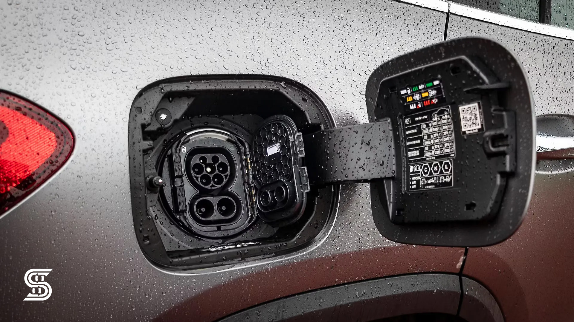 معرفی بنز EQA 260 - شارژ